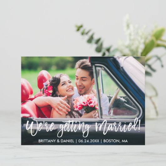 Modernes Pinselskript Wir werden heiraten Save The Date (Stehend Vorderseite)