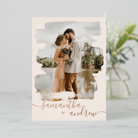 Modernes Pinselstrichskript 2 Fotos Hochzeit Folieneinladung (Stehend vorne)