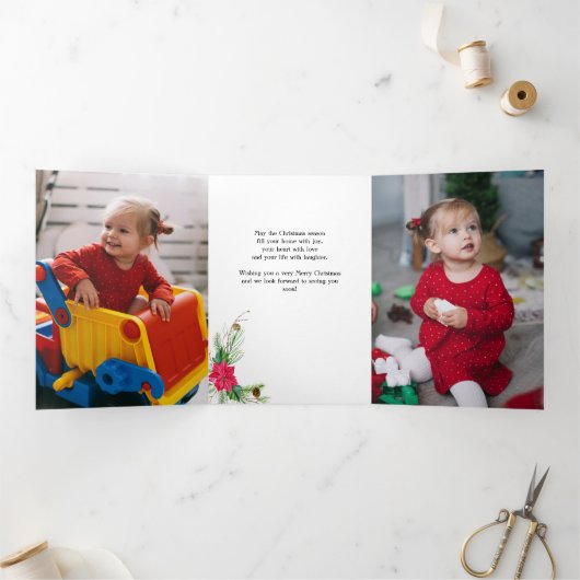 Modernes Poinsettia, Holly & Pine Foto Dreifach Gefaltete Karte (Innenseite)