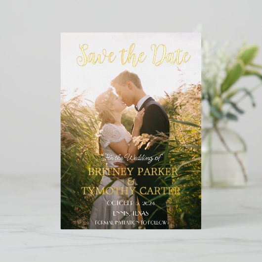 Modernes QR Code Foto Wine Burgundy Script Wedding Folieneinladung (Stehend vorne)