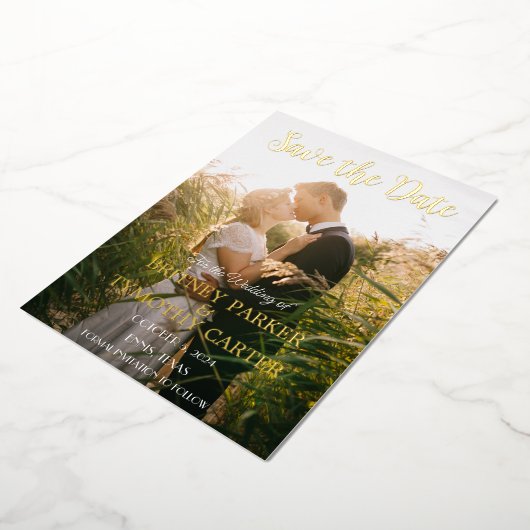 Modernes QR Code Foto Wine Burgundy Script Wedding Folieneinladung (Gedreht)