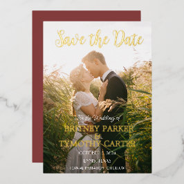 Modernes QR Code Foto Wine Burgundy Script Wedding Folieneinladung