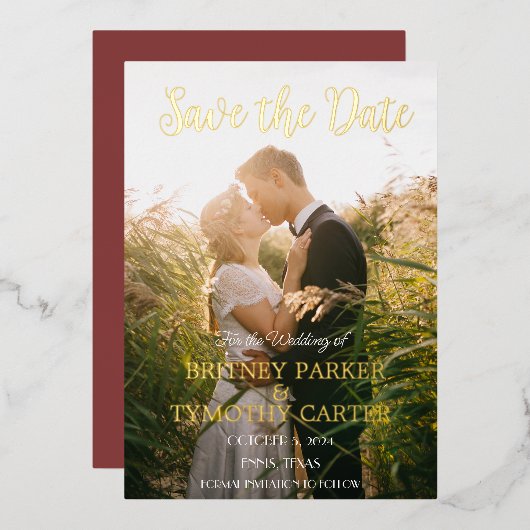 Modernes QR Code Foto Wine Burgundy Script Wedding Folieneinladung (Vorderseite/Rückseite)