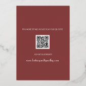 Modernes QR Code Foto Wine Burgundy Script Wedding Folieneinladung (Rückseite)