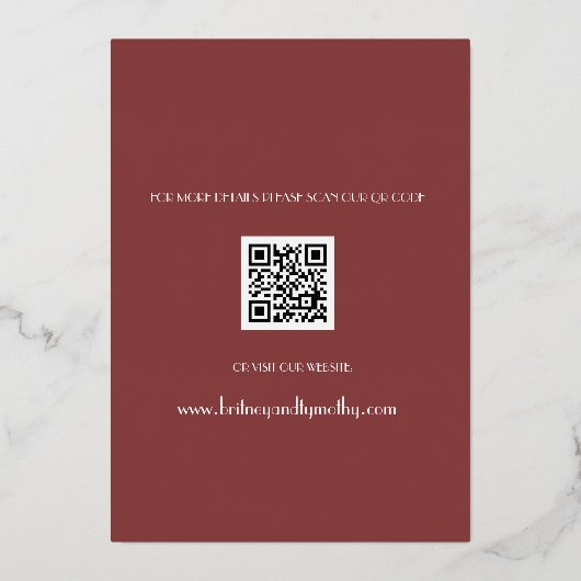 Modernes QR Code Foto Wine Burgundy Script Wedding Folieneinladung (Rückseite)