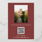Modernes QR Code Foto Wine Burgundy Script Wedding Folieneinladung (Rückseite)
