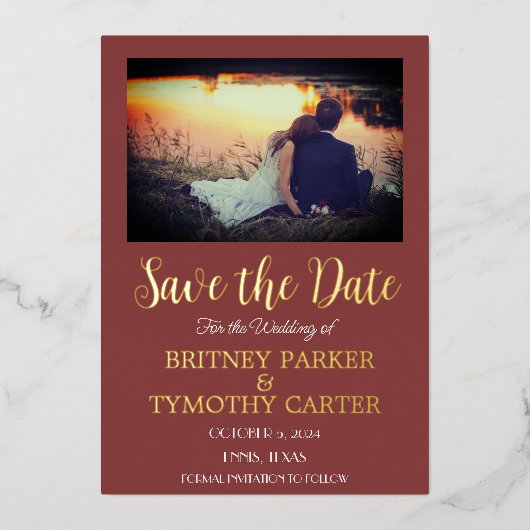 Modernes QR Code Foto Wine Burgundy Wedding Folieneinladung (Vorderseite)