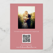 Modernes QR-Foto Dusty Rose Script Wedding Foi Folieneinladung (Rückseite)