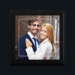 Modernes Rahmen- und Monogramm-Foto Erinnerungskiste<br><div class="desc">Vollständiges Foto-Design mit einem eleganten,  dünnen Rahmen und einem 3-Buchstaben-Monogramm. Personalisieren Sie es für den Muttertag,  als Hochzeitsgeschenk oder Jubiläumsgeschenk,  Abschluss Geschenk,  etc.</div>