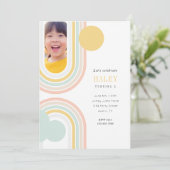 Modernes Rainbow-Birthday-Foto Einladung (Stehend Vorderseite)