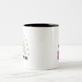 Modernes Rainbow-Hund-Mama-Monogramm Zweifarbige Tasse (Mittel)