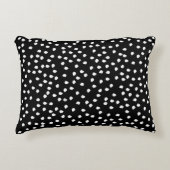 Modernes Random Polka Dot Muster Schwarz-Weiß Dekokissen (Vorderseite)