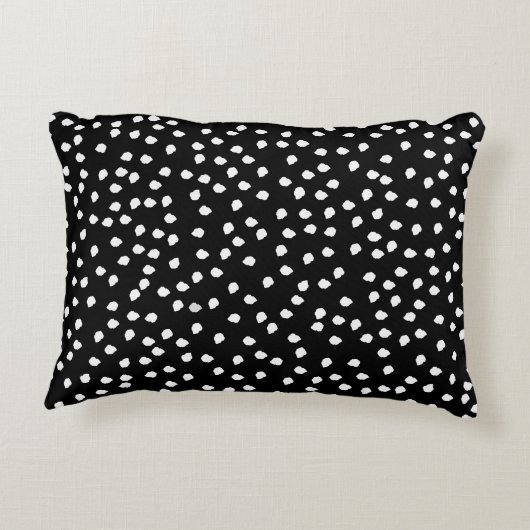 Modernes Random Polka Dot Muster Schwarz-Weiß Dekokissen (Rückseite)