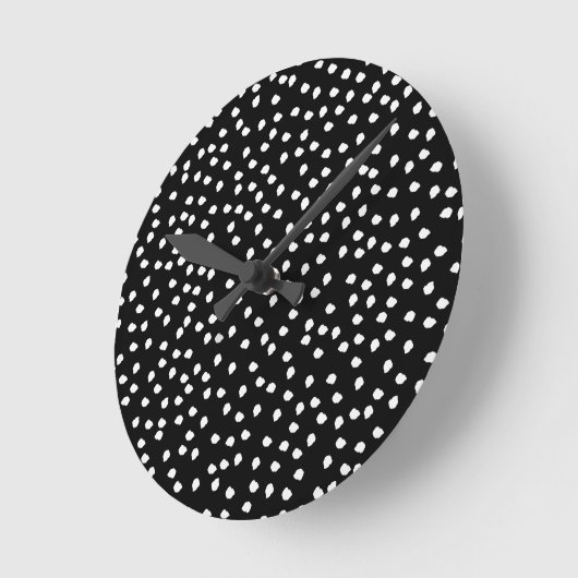 Modernes Random Polka Dot Muster Schwarz-Weiß Runde Wanduhr (Winkel)
