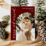 Modernes Red Arch Foto Neu verführt Merry & Verhei Feiertagskarte<br><div class="desc">Feiern Sie Ihre neue Reise zusammen in dieser Ferienzeit mit einer atemberaubenden Karte mit einem beliebten Foto von Ihnen als Jungvermählte. Das moderne Rot-Bogen-Design schafft einen kühlen und festlichen Hintergrund, der Ihr Bild elegant prägt und gleichzeitig Ihre fröhliche Botschaft von "Merry & Verheiratet" in stilvoller Typografie vermittelt. Diese zeitgenössische Ästhetik...</div>