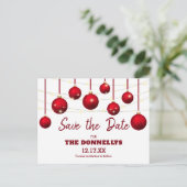 Modernes Red Bauble Weihnachts-Party Save the Date Ankündigungspostkarte (Stehend Vorderseite)