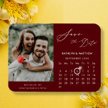 Modernes Red Elegant Script-Foto Save the Date Magnet<br><div class="desc">Modern Maroon Red | Burgund Elegantes Script "Save the Date" Magnet mit Custom Calendar mit einem schönen Foto. Lass deiner Familie, Freunden und Kollegen, dass du mit diesem eleganten Magneten ein Set für deine Hochzeitsfeier hast. Um den Ring Marker zu verschieben > klicken Sie auf blau "Personalisieren" > scrollen nach...</div>