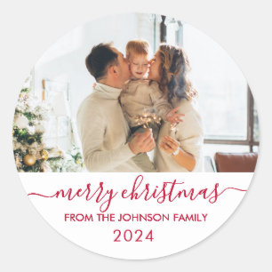 Modernes Red Script Family Foto Frohe Weihnachten Runder Aufkleber