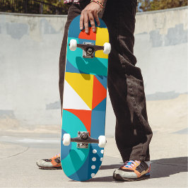 Modernes Regenbogenfarbiges geometrisches Muster Skateboard