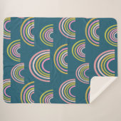 Modernes Regenbogenmuster in Blau Sherpadecke (Vorderseite (Horizontal))