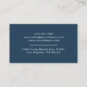 Modernes Reinigungs-Haus-Mädchen hält Visitenkarte (Rückseite)