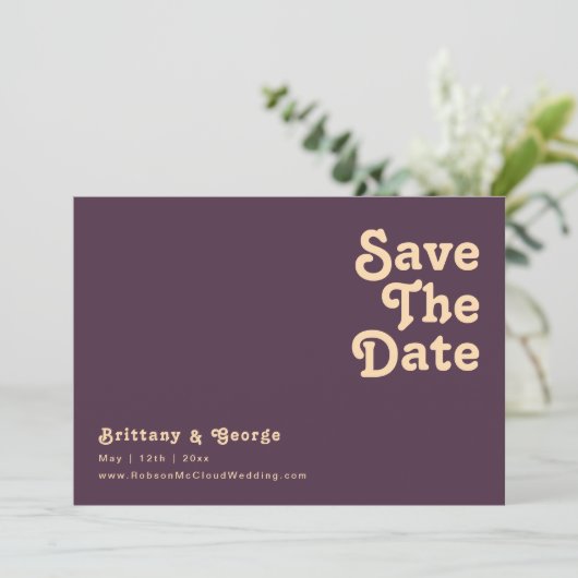 Modernes Retro | Dunkel Lila horizontal Save The Date (Stehend Vorderseite)