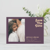 Modernes Retro | Dunkles Lila Foto Horizontal Save The Date (Stehend Vorderseite)