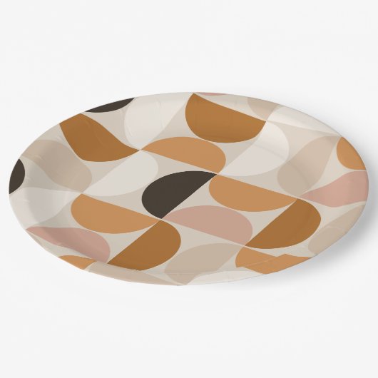 Modernes Retro-Muster aus dem Mittelalter - braune Pappteller (Schrägansicht)