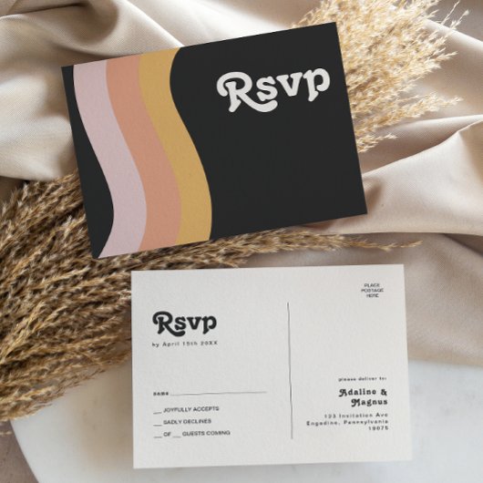 Modernes Retro-Rainbow-Dark-Wedding-RSVP der 70er  Postkarte