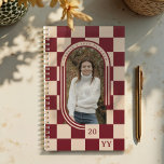 Modernes Retro-Rotkreuz-Muster-Foto Planer<br><div class="desc">Mit unserem modernen Retro Red Checkered Pattern Arch Foto Planner fügen Sie Ihrem Alltag eine Touch Vintagen Charmes hinzu. Mit einem kühnen, auffälligen, roten Schachbrettmuster und einem schlichten Foto. Fügen Sie Ihr Foto, Ihren Namen und ein benutzerdefiniertes Monogramm auf der Rückseite für einen wirklich einzigartigen Planer hinzu. Ob Sie Ihre...</div>