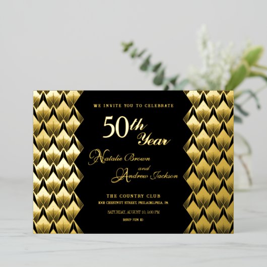 Modernes Retro Schwarz und Gold 50 Jahre alt Folieneinladung (Stehend vorne)