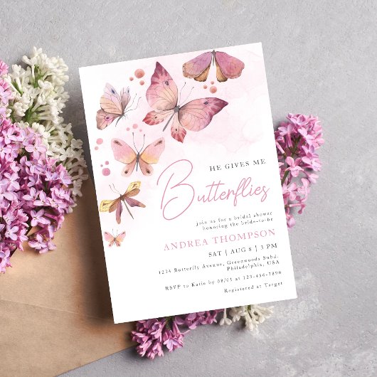 Modernes Rosa Er gibt mir Schmetterlinge Brautpart Einladung