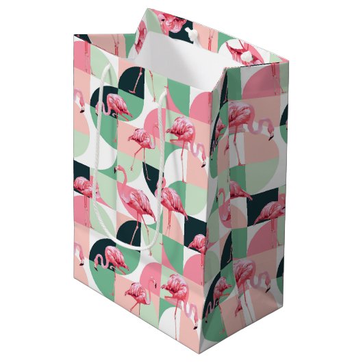 Modernes rosa Flamingo Geometric Girly Chic Muster Mittlere Geschenktüte (Vorderseite Schrägansicht)
