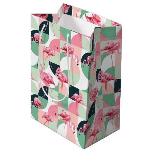 Modernes rosa Flamingo Geometric Girly Chic Muster Mittlere Geschenktüte (Rückseite Schrägansicht)
