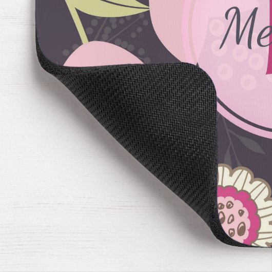 Modernes rosa florales Muster Monogramm Mousepad (Ecke)