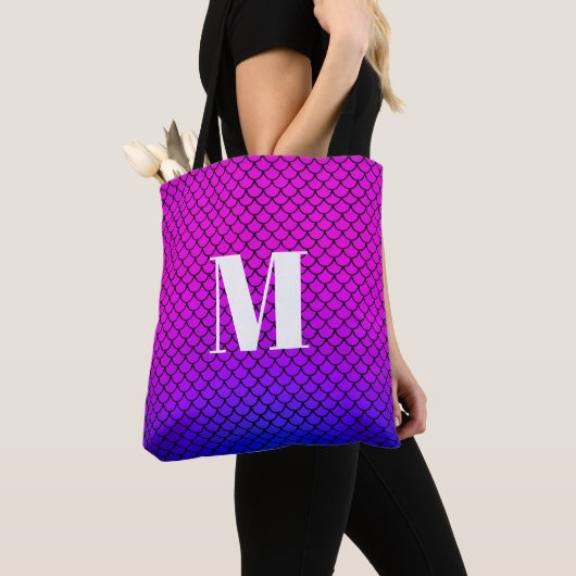 Modernes rosa Gradient Mermaid-Scales Monogramm Tasche (Von Nahem)