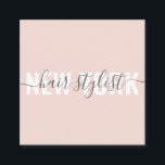 Modernes Rosa-Haarstyllizenskript Quadratische Visitenkarte<br><div class="desc">Modernes Rosa-Haarstyllizenskript</div>