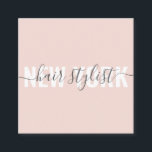 Modernes Rosa-Haarstyllizenskript Quadratische Visitenkarte<br><div class="desc">Modernes Rosa-Haarstyllizenskript</div>