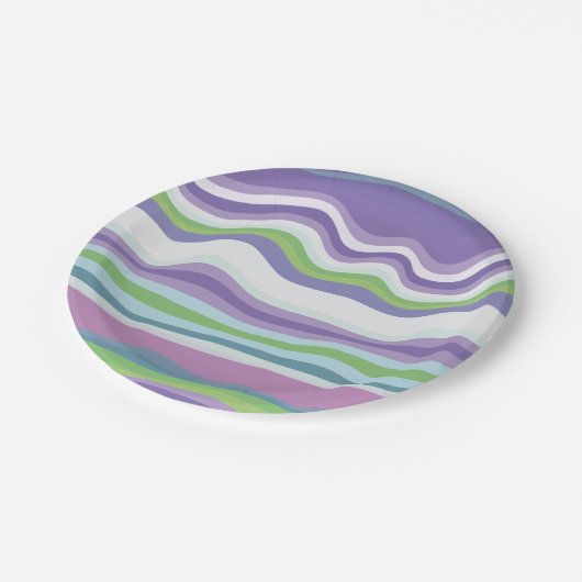 Modernes rosa Lila Wavy-Muster Pappteller (Schrägansicht)