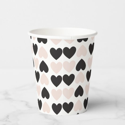 Modernes, rosa Schwarz Liebe Herzmuster Pappbecher (Rechts)