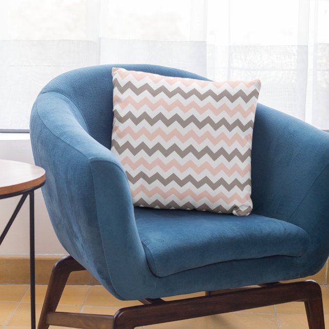 Modernes Rosa Taupe Zickzack Muster Kissen (Von Creator hochgeladen)