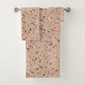 Modernes rosa Terrazzo-Druckmuster Badhandtuch Set (Insitu)