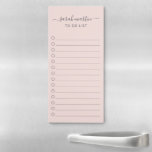 Modernes Rosa, um Eleganz zu erzählen Magnetischer Notizblock<br><div class="desc">Elegant,  Magnetnotipad in Rosa aufzulisten,  die Ihren Namen mit Swashes in grauer,  handgeschriebener Schriftzeichen-Kalligrafie und einer Checkliste kennzeichnen. Ein einfaches und feminines Design,  das sich ideal für Lehrer oder Kleinunternehmer eignet.</div>