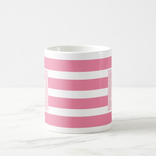 Modernes Rosa und Weiß Streifen mit Monogramm Kaffeetasse (Mittel)
