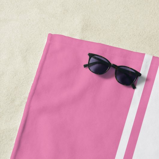 Modernes, rosa weiß gestrichene Streifen Mit Monog Strandtuch (Beispiel)