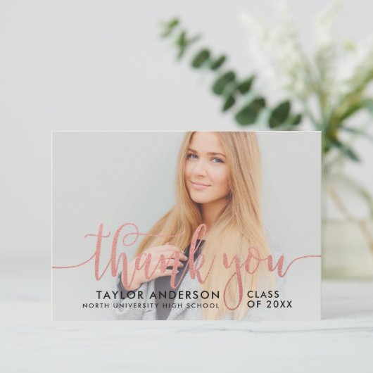 Modernes Rose Gold Script Abschluss Foto Dankeskarte (Stehend Vorderseite)
