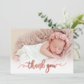 Modernes Rose Gold Script Baby Foto Danke Karte (Stehend Vorderseite)