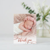 Modernes Rose Gold Script Baby Girl Foto Vielen Da Postkarte (Stehend Vorderseite)
