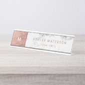 Modernes Rosengoldweißes Marmorfarbblockmonogramm Schreibtischnamensplakette (Vorderseite )