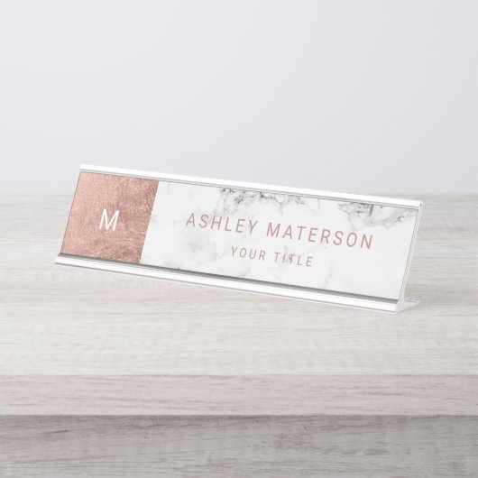 Modernes Rosengoldweißes Marmorfarbblockmonogramm Schreibtischnamensplakette (Vorderseite )